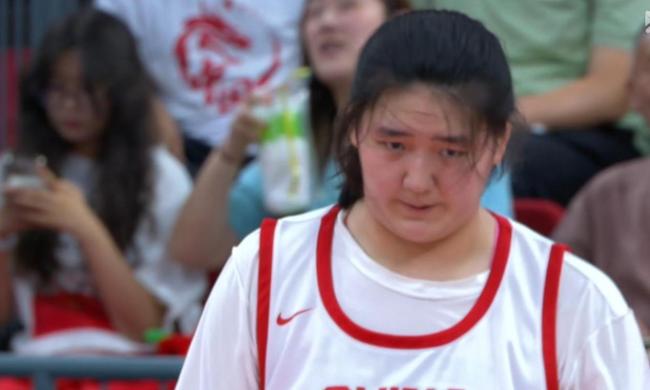 张子宇弹飞对手“肘击”队友 篮球场上的绝对统治力