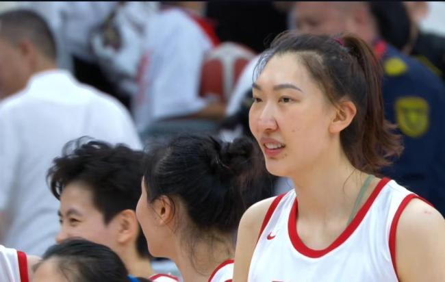 张子宇弹飞对手“肘击”队友 篮球场上的绝对统治力