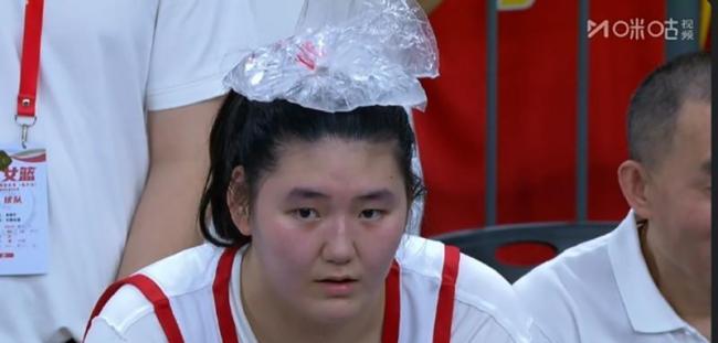 张子宇弹飞对手“肘击”队友 篮球场上的绝对统治力