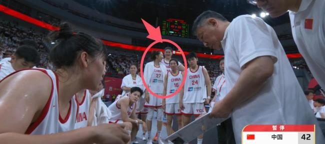 张子宇弹飞对手“肘击”队友 篮球场上的绝对统治力