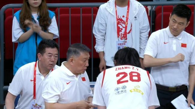 张子宇弹飞对手“肘击”队友 篮球场上的绝对统治力
