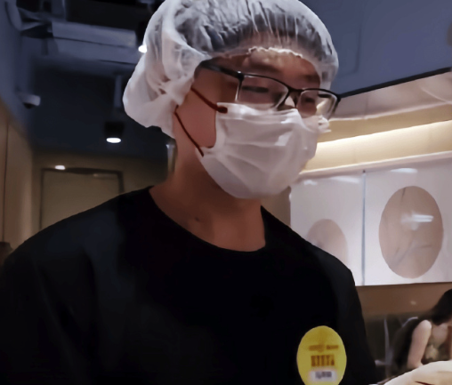 为与相隔千里的女友相守相伴 民航毕业后当洗碗工